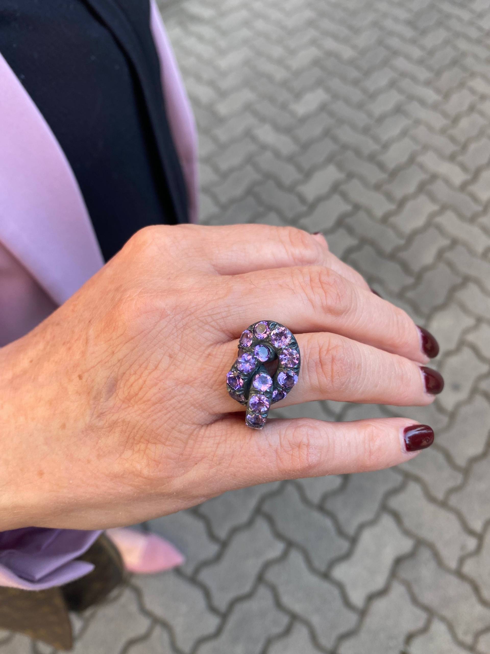 Skulpturenknotenring, Besetzt Mit Ct. 6, 20 Amethyste Skulpturenknotenring, Besetzt Mit Ct. 6, 20 Amethyste von mpjewelsmilano