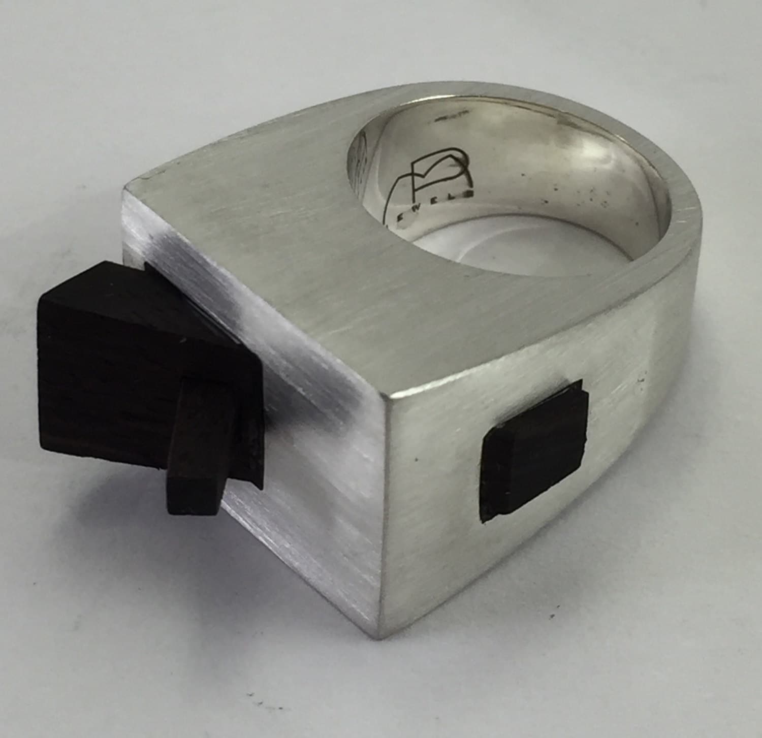 Skulpturenring, 925 Silber Mit Ebenholzelementen Skulpturenring, 925 Silber Mit Ebenholzelementen von mpjewelsmilano