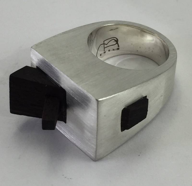 Skulpturenring, 925 Silber Mit Ebenholzelementen Skulpturenring, 925 Silber Mit Ebenholzelementen von mpjewelsmilano