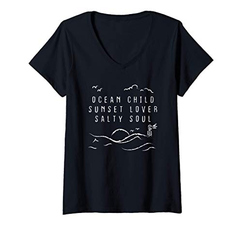 Damen Ocean Child. Sunset Lover. Salty Soul. Meer Liebe Heimat Fun T-Shirt mit V-Ausschnitt von mr.goodshirts