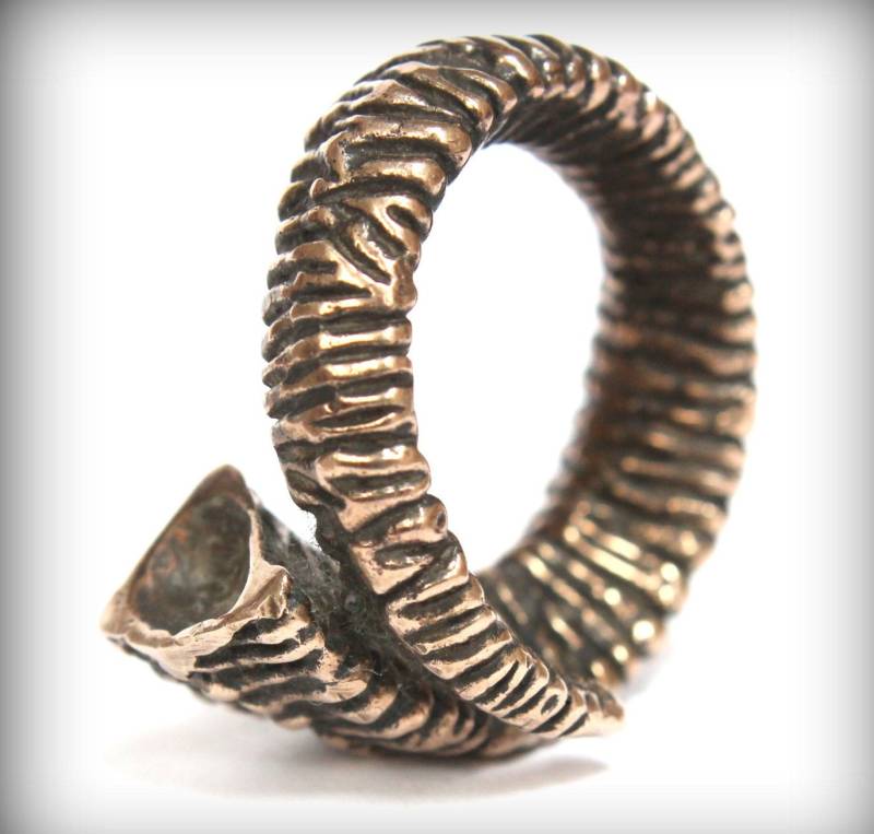 Bronze Widder Horn Wickelring Detailreicher Statement Schmuck von mrd74