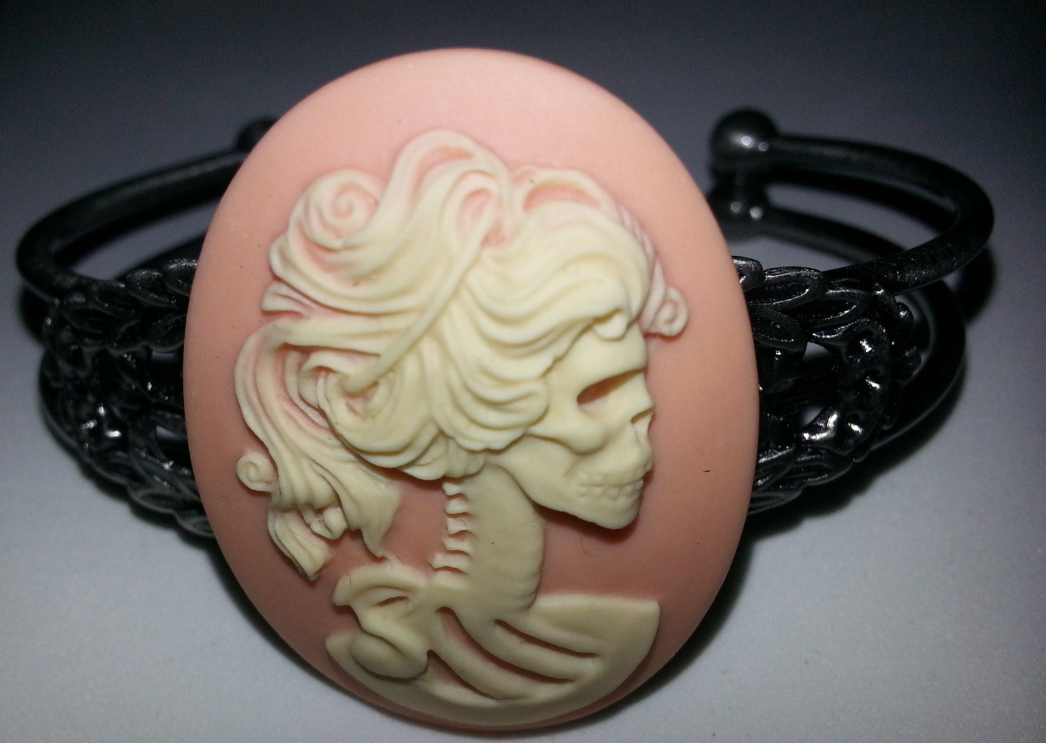 Dame Cameo, Skelett, Schädel, Totenkopf Schädel Manschette, Armband, Cameo Lady Skelett Viktorianisch von msformaldehyde