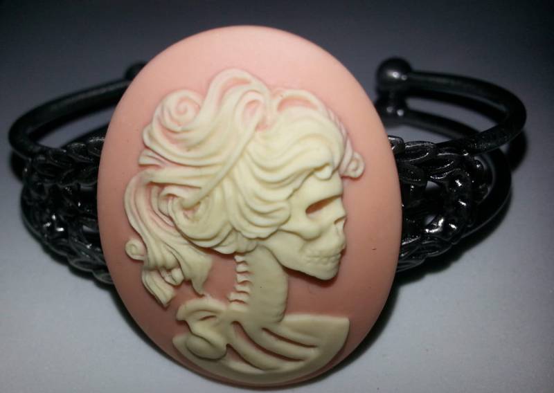 Dame Cameo, Skelett, Schädel, Totenkopf Schädel Manschette, Armband, Cameo Lady Skelett Viktorianisch von msformaldehyde