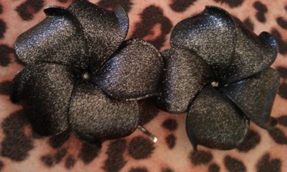 Schwarz Plumeria, Hand Bemalt, Glitzer Plumeria Haarspange, Blumen Haarspange von msformaldehyde