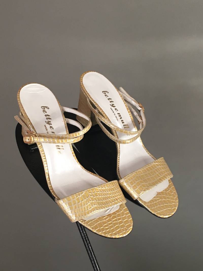 Vintage Bettye Muller Goldene Kunstleder Slide Sandalen - Größe 8 M von mstopcatstyle