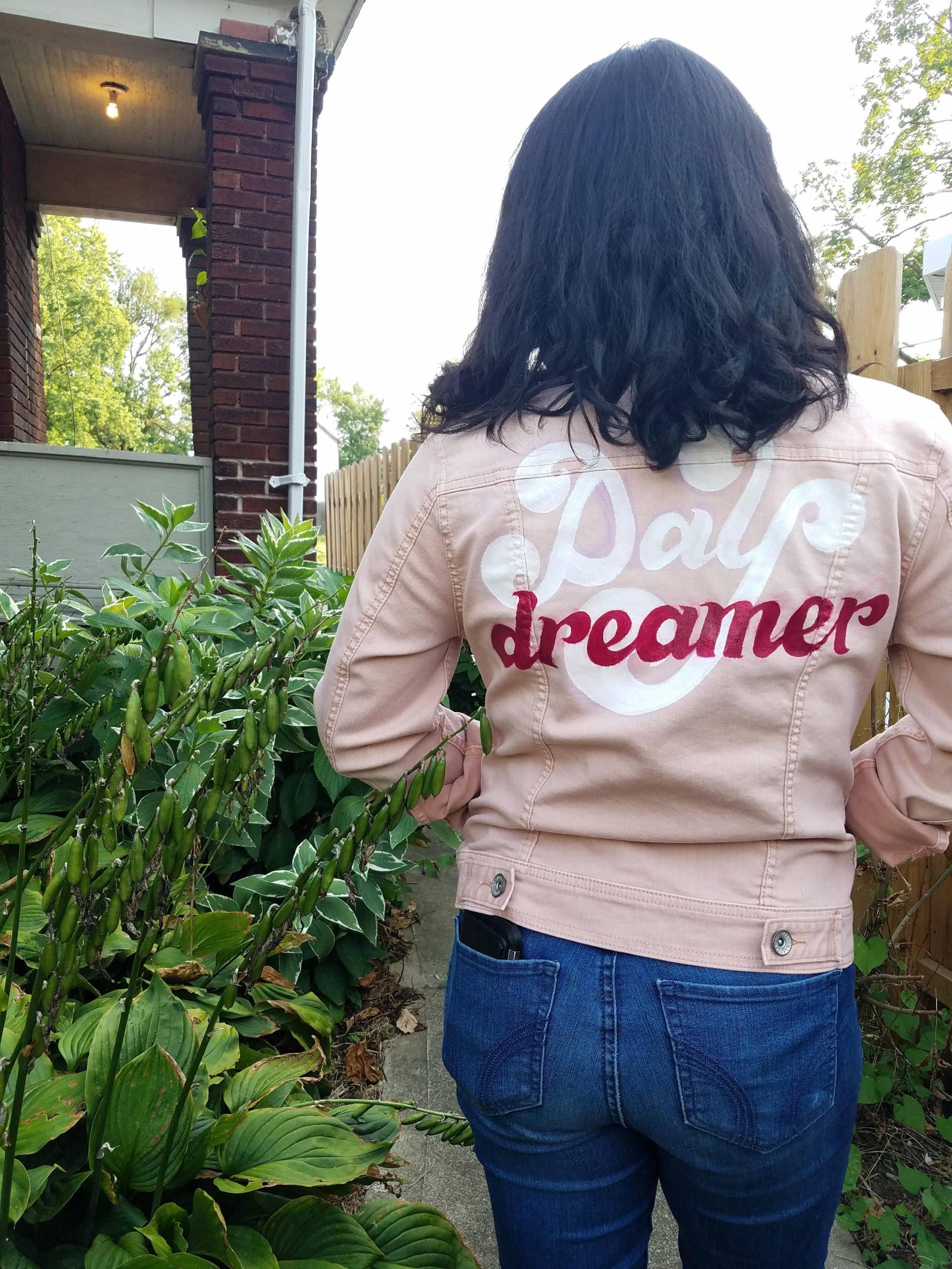 Handbemalte Rosa Jeansjacke Daydreamer Handbemalte Rosa Jeansjacke Daydreamer von mucksprout