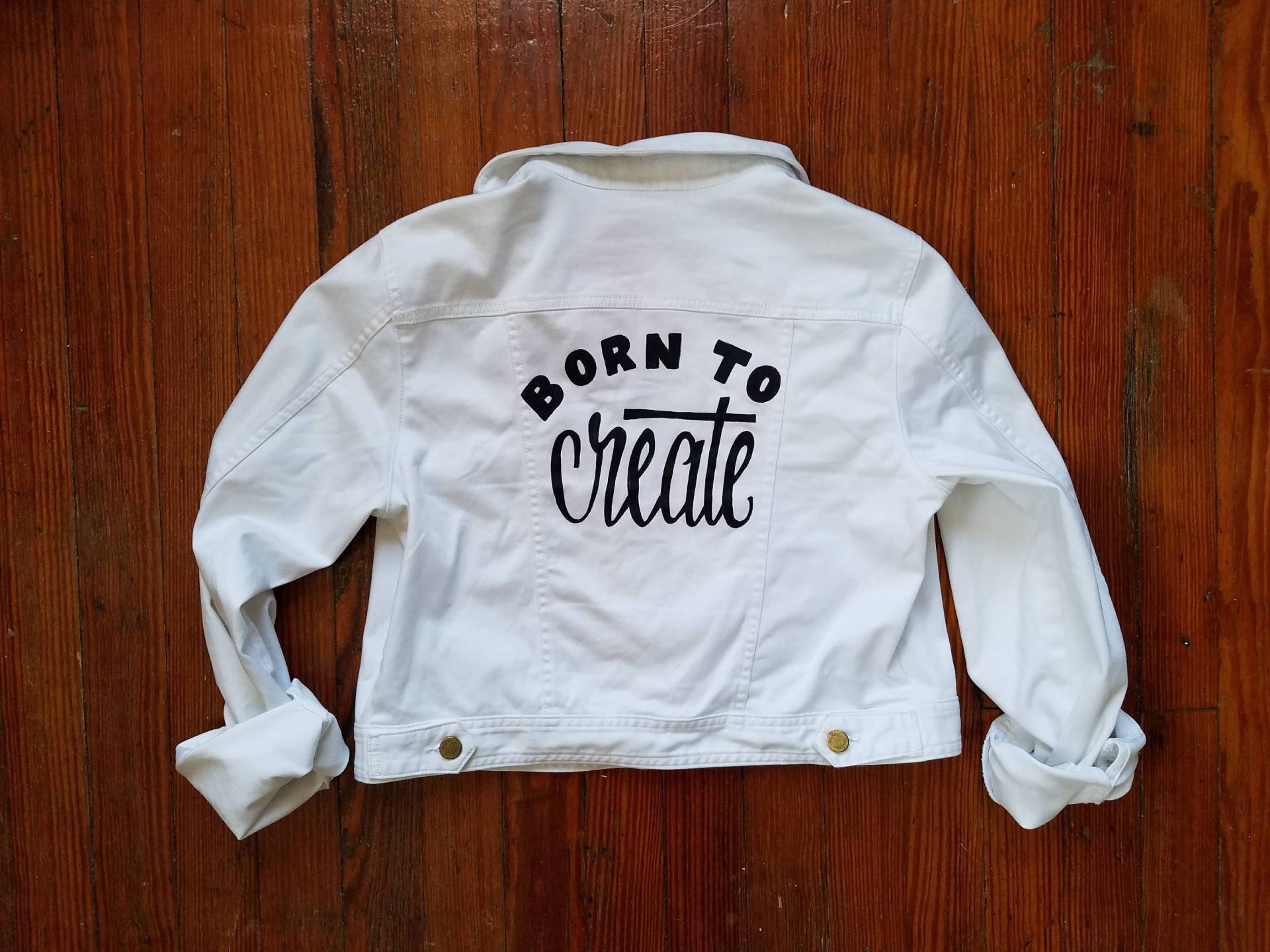 Umfunktionierten Lilly Pulitzer Weiße Jeans Jeansjacke Von Hand Bemalt "Geboren Um Zu Erstellen" Größe S-xs Umfunktionierten Lilly Pulitzer Weiße Jeans Jeansjacke Von Hand Bemalt "Geboren Um Zu Erstellen" Größe S-xs von mucksprout