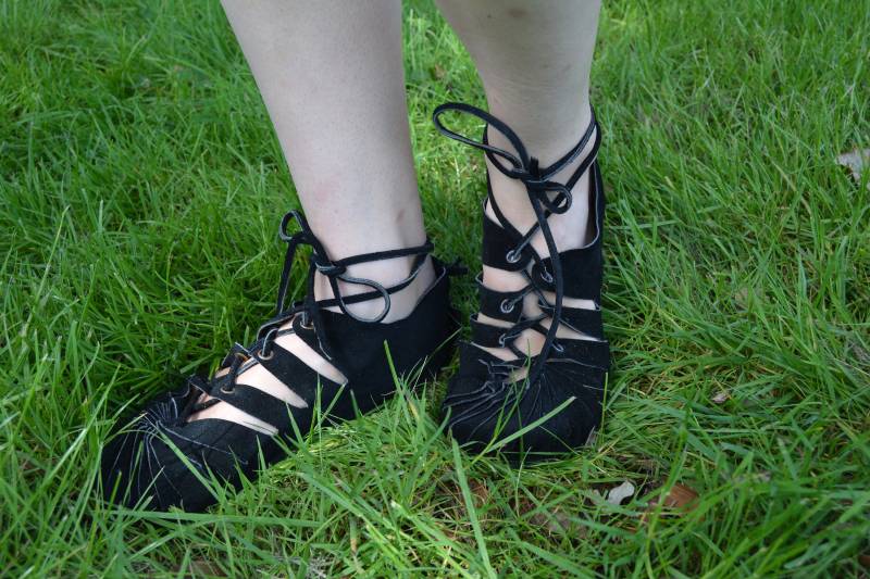 Schwarze Wildleder Sachsen-Sandalen Wikinger Mokassin-Schuhe, Cosplay Larp von munadesigns