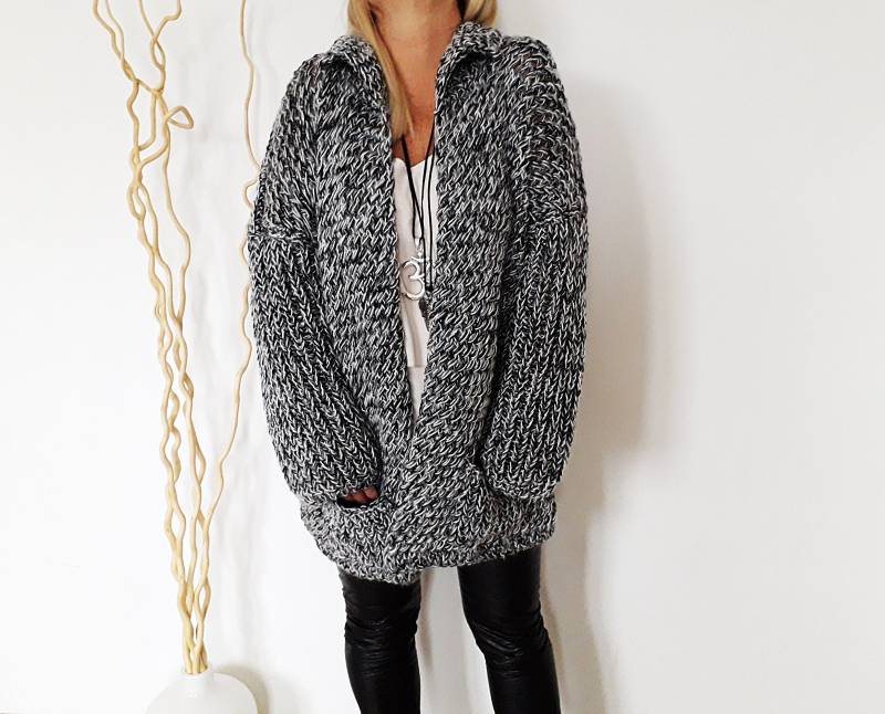 Handgestrickte Strickjacke. Weicher Pullover von munamiu