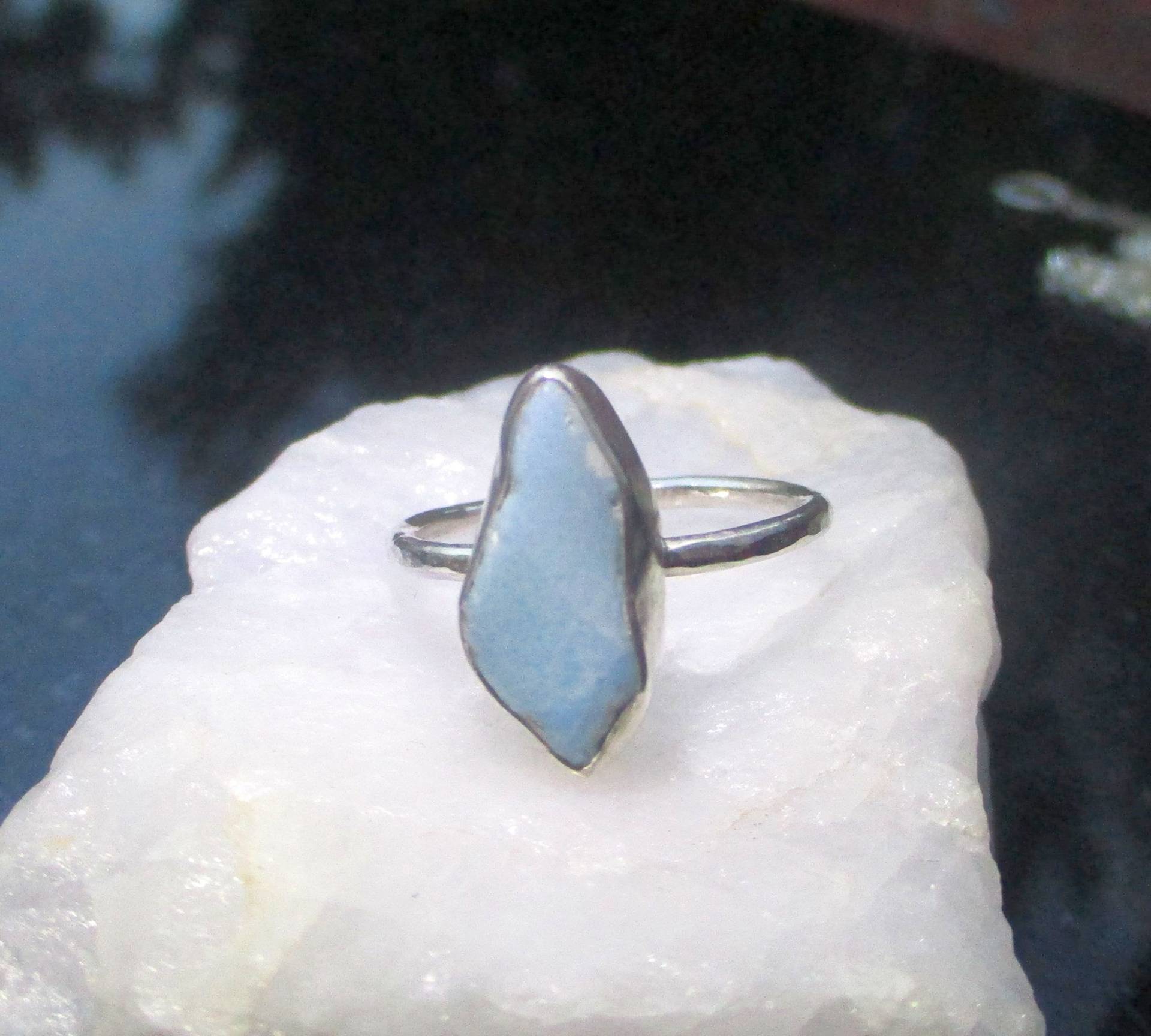 Handgemachter Roher Larimar Ring Blaue Flamme Stein, Sterling Silber, Grösse 7 Handgemachter Roher Larimar Ring Blaue Flamme Stein, Sterling Silber, Grösse 7 von munchkinsmirror