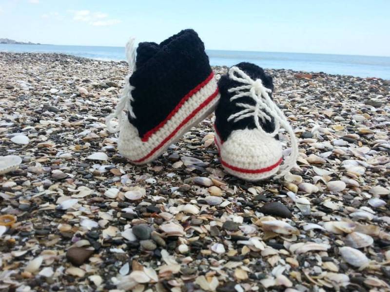 Schwarz Gehäkelte Babyschuhe - Unikat Booties, Familien Baby Converse , Neugeborenen Geschenk Baby Junge, Mädchen Shower Sommerfarben von muratyusuf