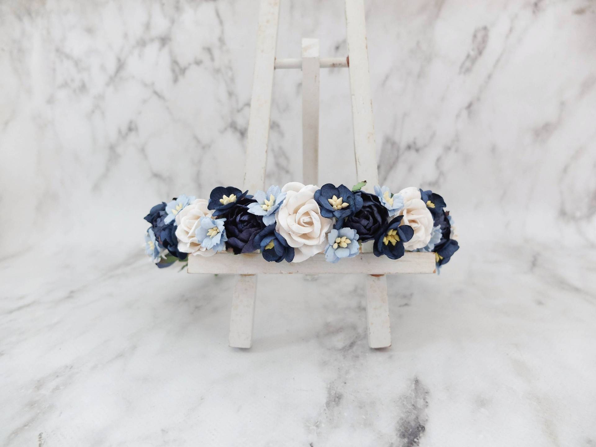 Blumenkrone in Dunkelblau Anpassbares Florales Headpiece Blumenkrone in Dunkelblau Anpassbares Florales Headpiece von musefleur