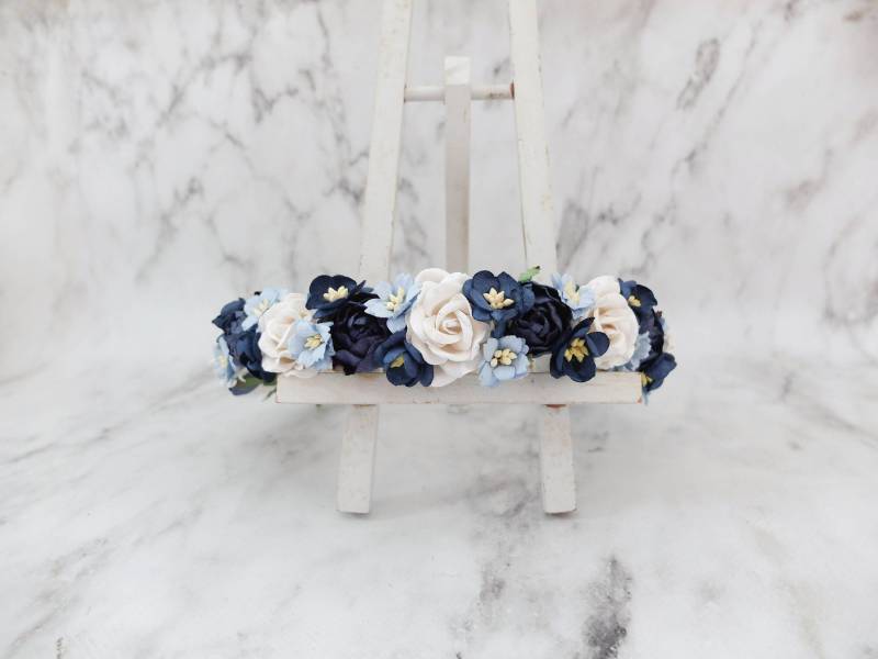 Blumenkrone in Dunkelblau Anpassbares Florales Headpiece von musefleur