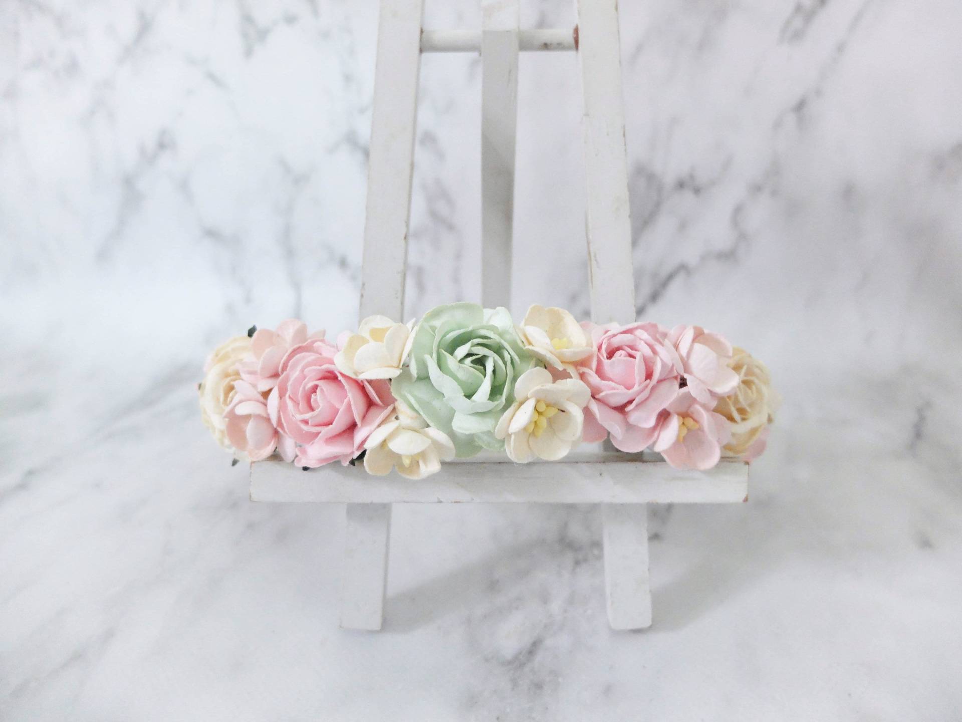 Pastell Blumenkrone Rosa, Grün & Elfenbein Blumen Haarband Pastell Blumenkrone Rosa, Grün & Elfenbein Blumen Haarband von musefleur