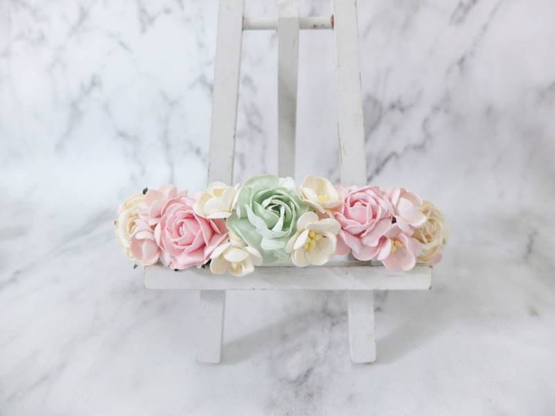 Pastell Blumenkrone Rosa, Grün & Elfenbein Blumen Haarband Pastell Blumenkrone Rosa, Grün & Elfenbein Blumen Haarband von musefleur