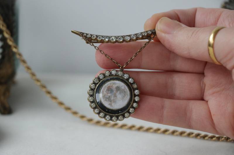 Antike Brosche Mit Vollmond, Bemalt Von Irene Owens Antike Brosche Mit Vollmond, Bemalt Von Irene Owens von mvcgems