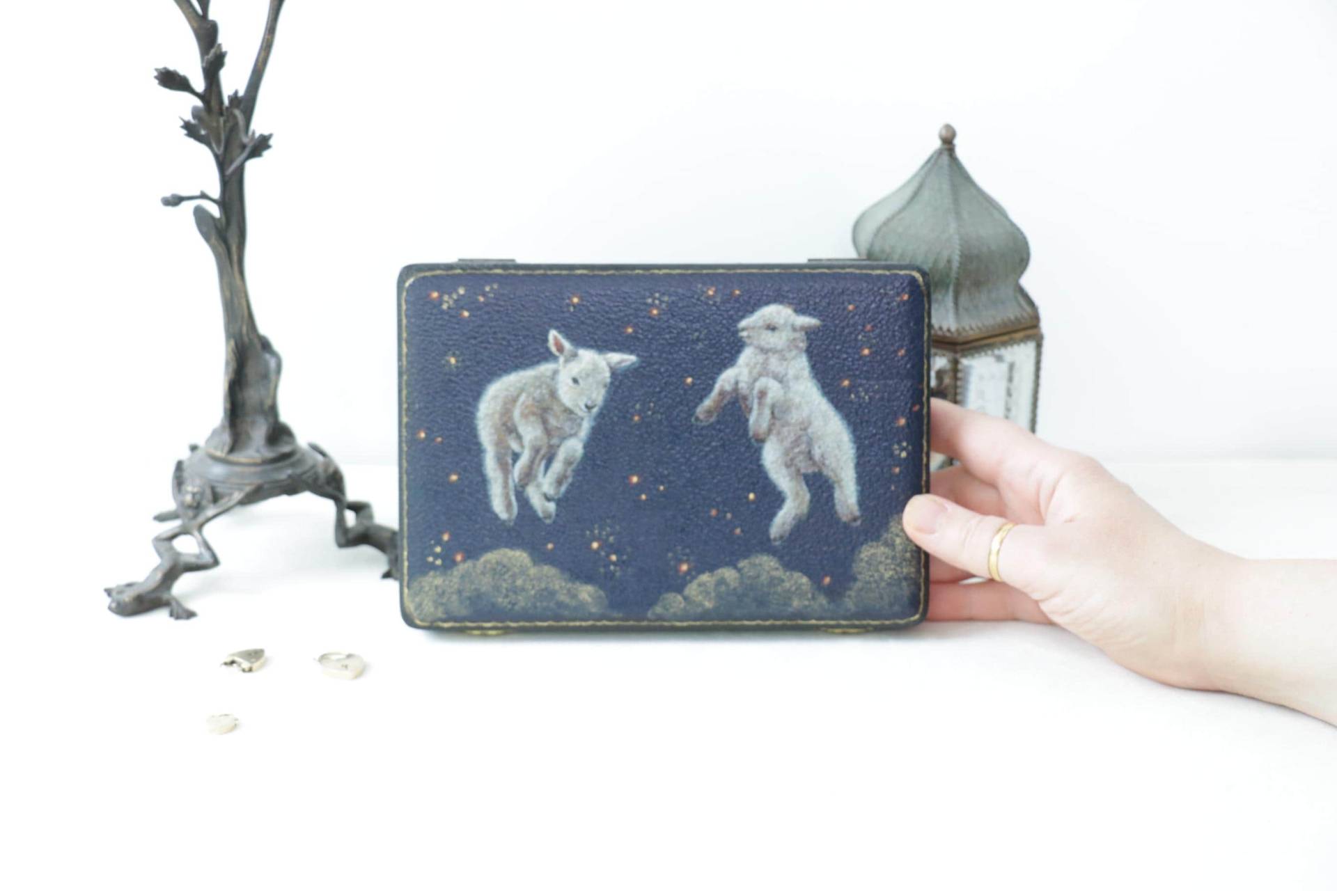 Antike Schmuckschatulle Mit Dem Gemälde Spring Lambs Von Irene Owens Antike Schmuckschatulle Mit Dem Gemälde Spring Lambs Von Irene Owens von mvcgems