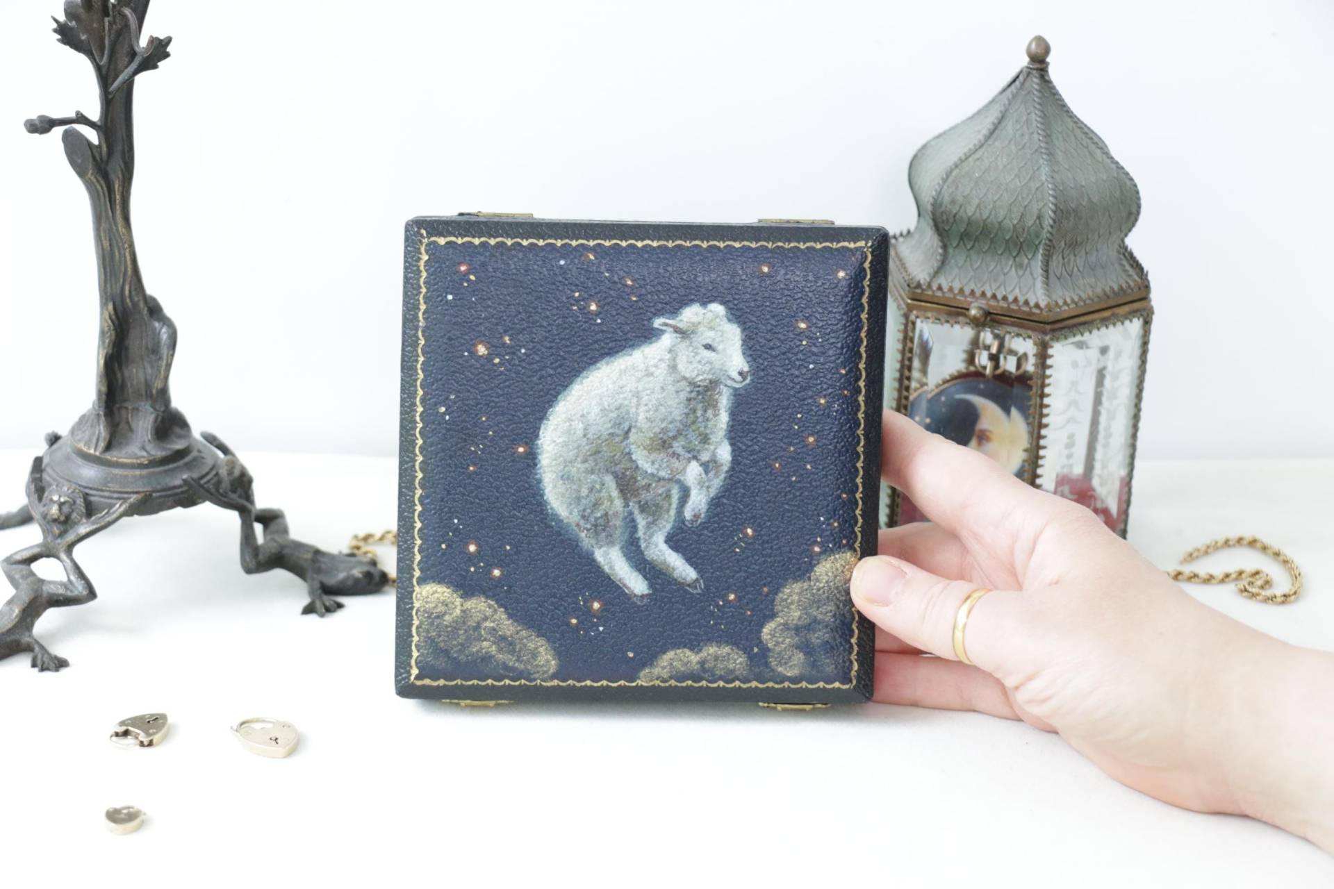 Antike Schmuckschatulle Mit Dem Gemälde Spring Lambs Von Irene Owens Antike Schmuckschatulle Mit Dem Gemälde Spring Lambs Von Irene Owens von mvcgems