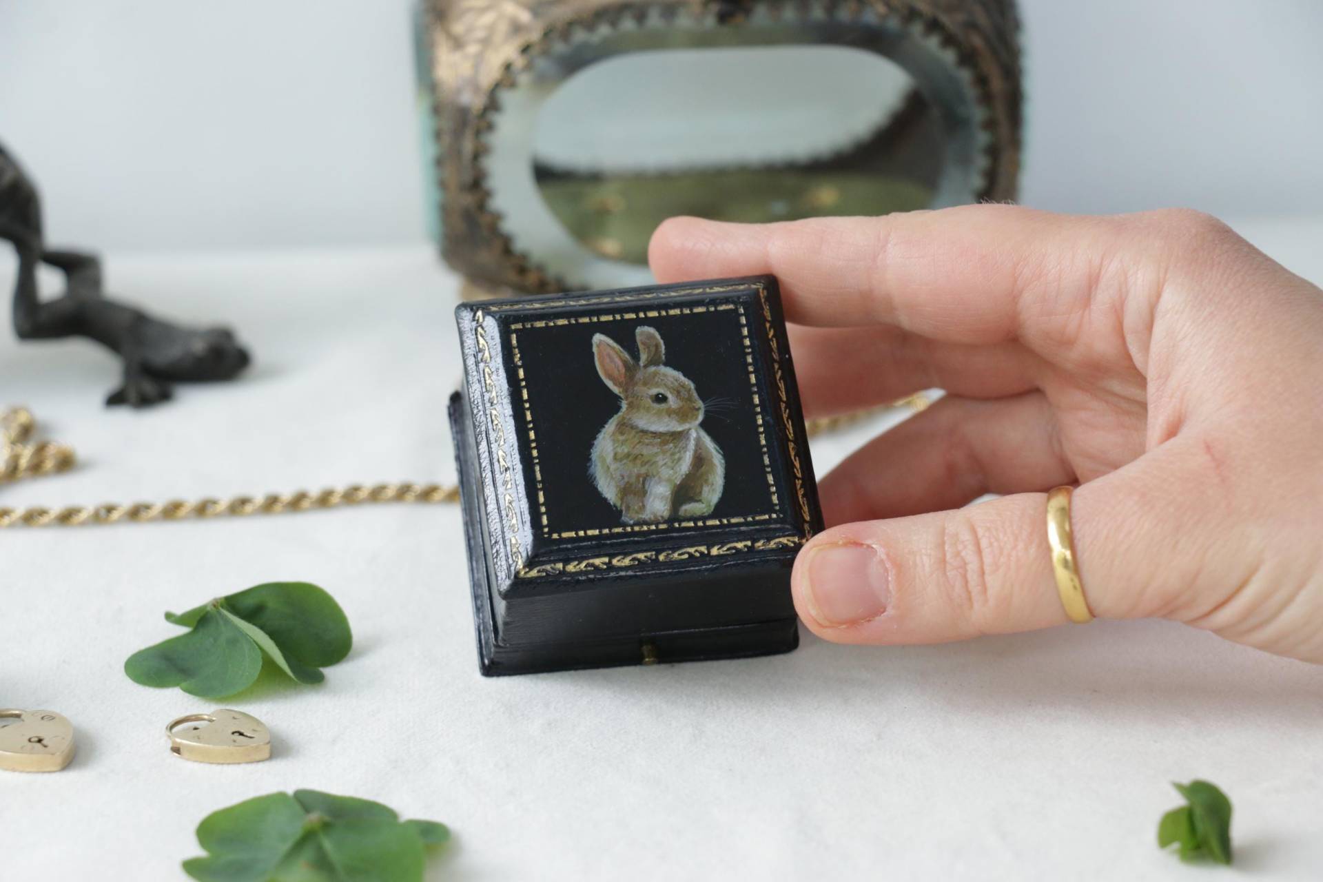 Brown Rabbit - Vintage Ring Box Mit Gemälde Von Irene Owens Brown Rabbit - Vintage Ring Box Mit Gemälde Von Irene Owens von mvcgems