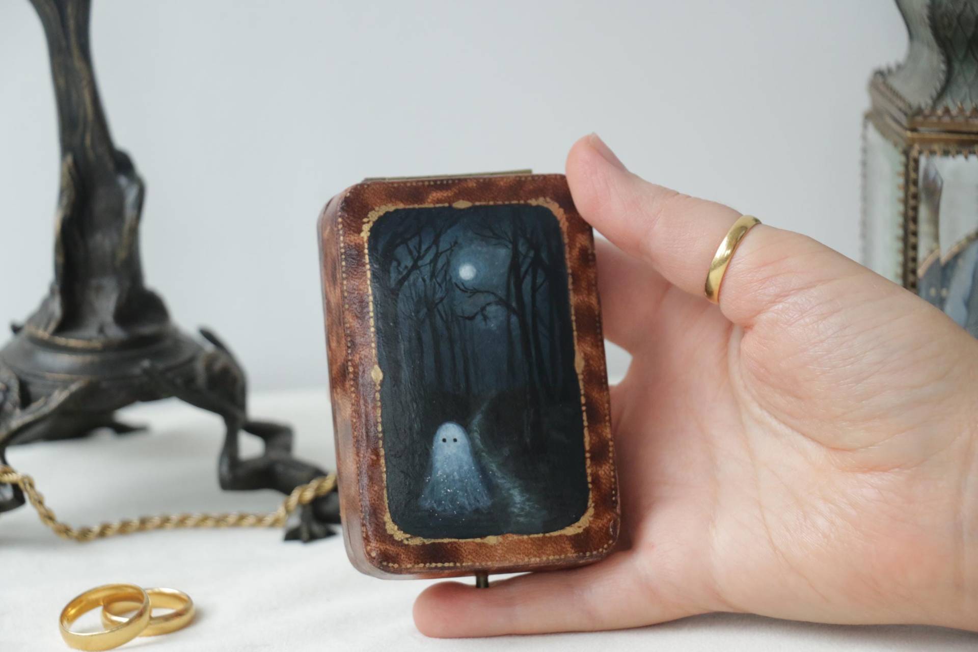 Ghosts - Antike Box Mit Gemälde Von Irene Owens Ghosts - Antike Box Mit Gemälde Von Irene Owens von mvcgems