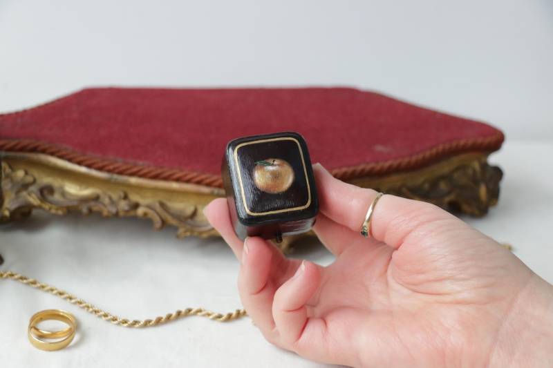 Golden Apple - Vintage Blaue Ring Box Mit Gemälde Von Irene Owens von mvcgems