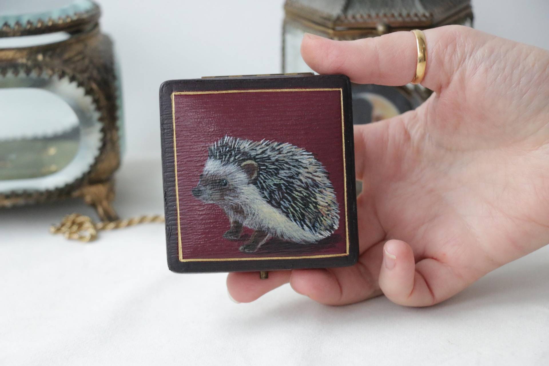 Hedgehog - Vintage Box Mit Gemälde Von Irene Owens Hedgehog - Vintage Box Mit Gemälde Von Irene Owens von mvcgems