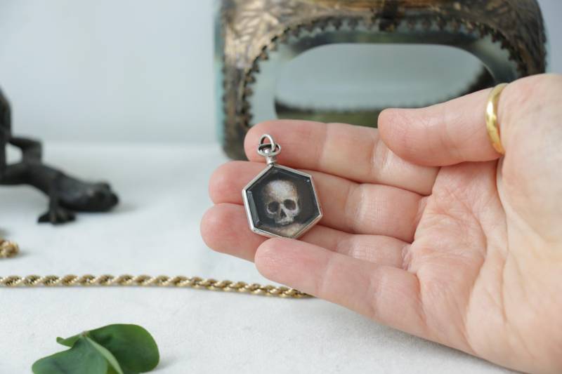 Memento Mori Antique Silber Medaillon Mit Schädel Gemälde Von Irene Owens Memento Mori Antique Silber Medaillon Mit Schädel Gemälde Von Irene Owens von mvcgems
