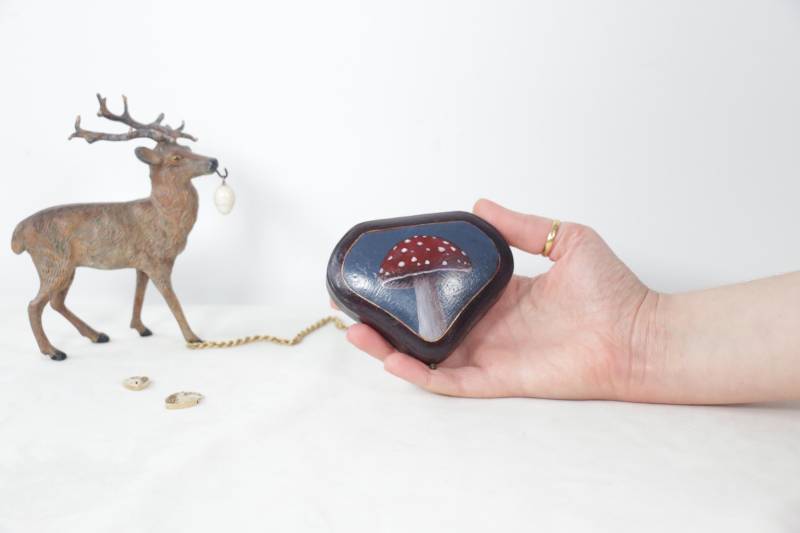 Rote Pilze - Antike Schmuckdose Gemalt Von Irene Owens von mvcgems