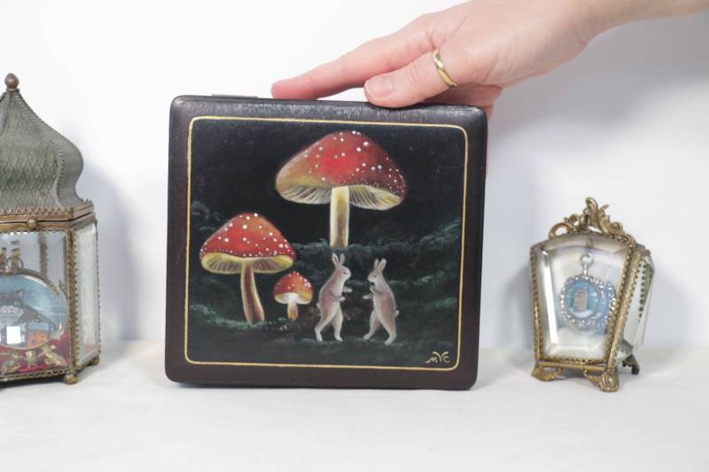 Vintage Schmuckschatulle Mit Kaninchen Im Wald Gemälde Von Irene Owens von mvcgems