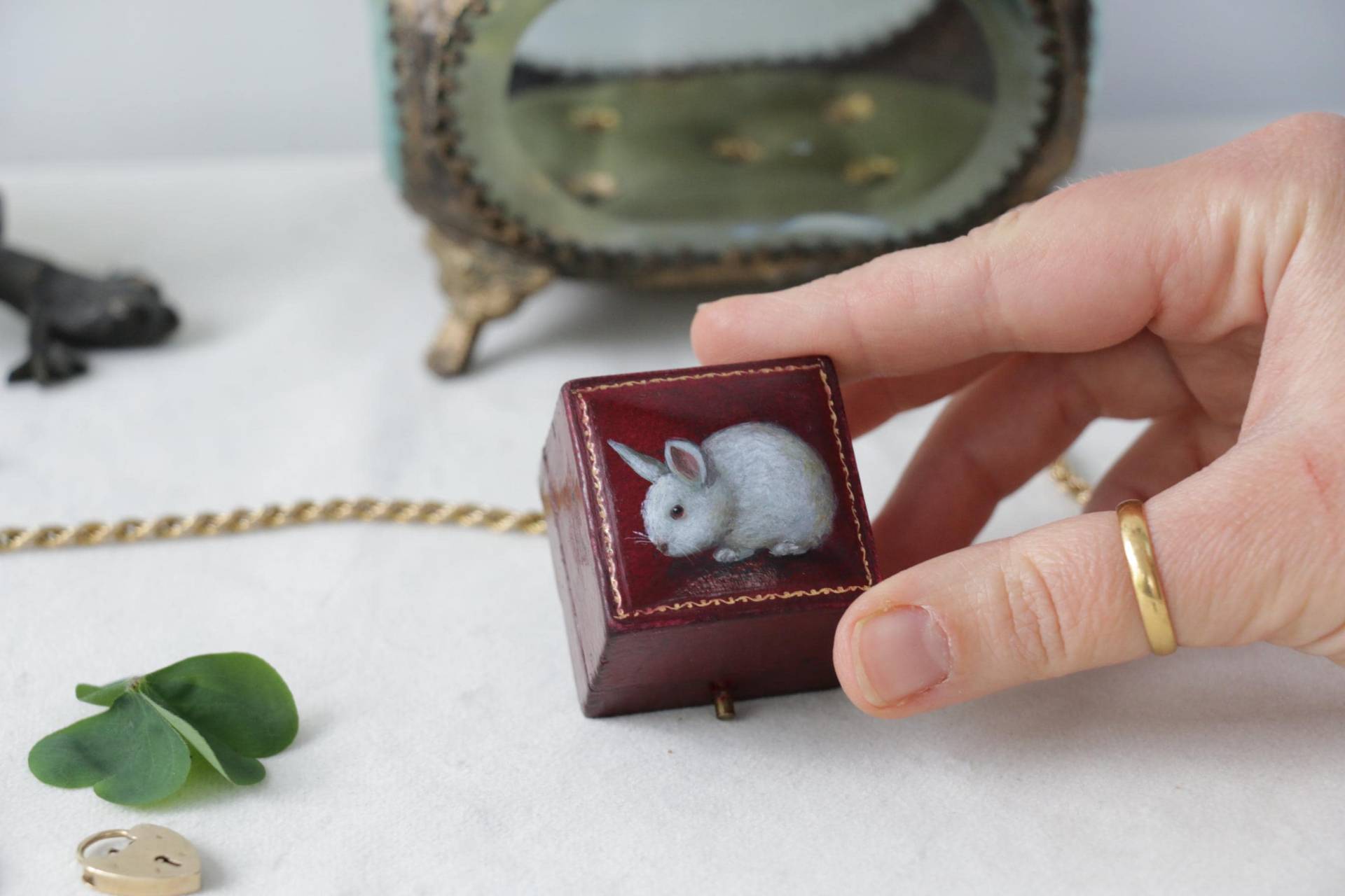 White Rabbit - Ringbox Antik Mit Gemälde Von Irene Owens von mvcgems
