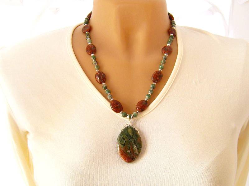 Grün Rot Statement Halskette, Drachen Blut Grün, Rot, Stein Halskette von mwhitejewelry