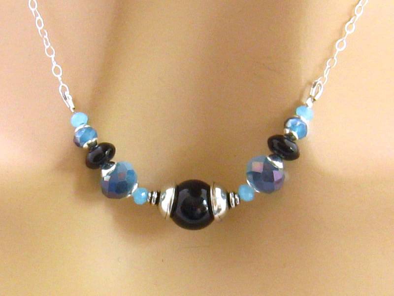 Minimalist Blaue Halskette, Kristall Und Onyx Schmuck, Perlen Sterling Silber, Schwarze Halskette von mwhitejewelry
