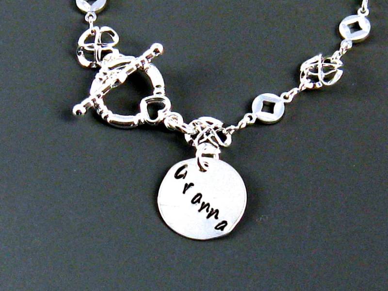 Personalisiertes Namensarmband, Silber Handgestempeltes Initialen Armband, Personalisiertes Schmuckgeschenk, Mama, Oma, Bff von mwhitejewelry