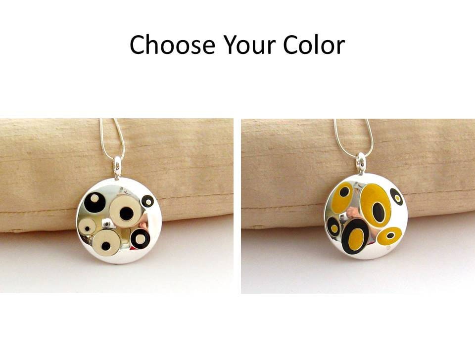 Schwarze & Weiße Halskette, Art Deco Schmuck, Abstrakter Polka Dot Anhänger Schwarzer Weiße Schwarz von mwhitejewelry