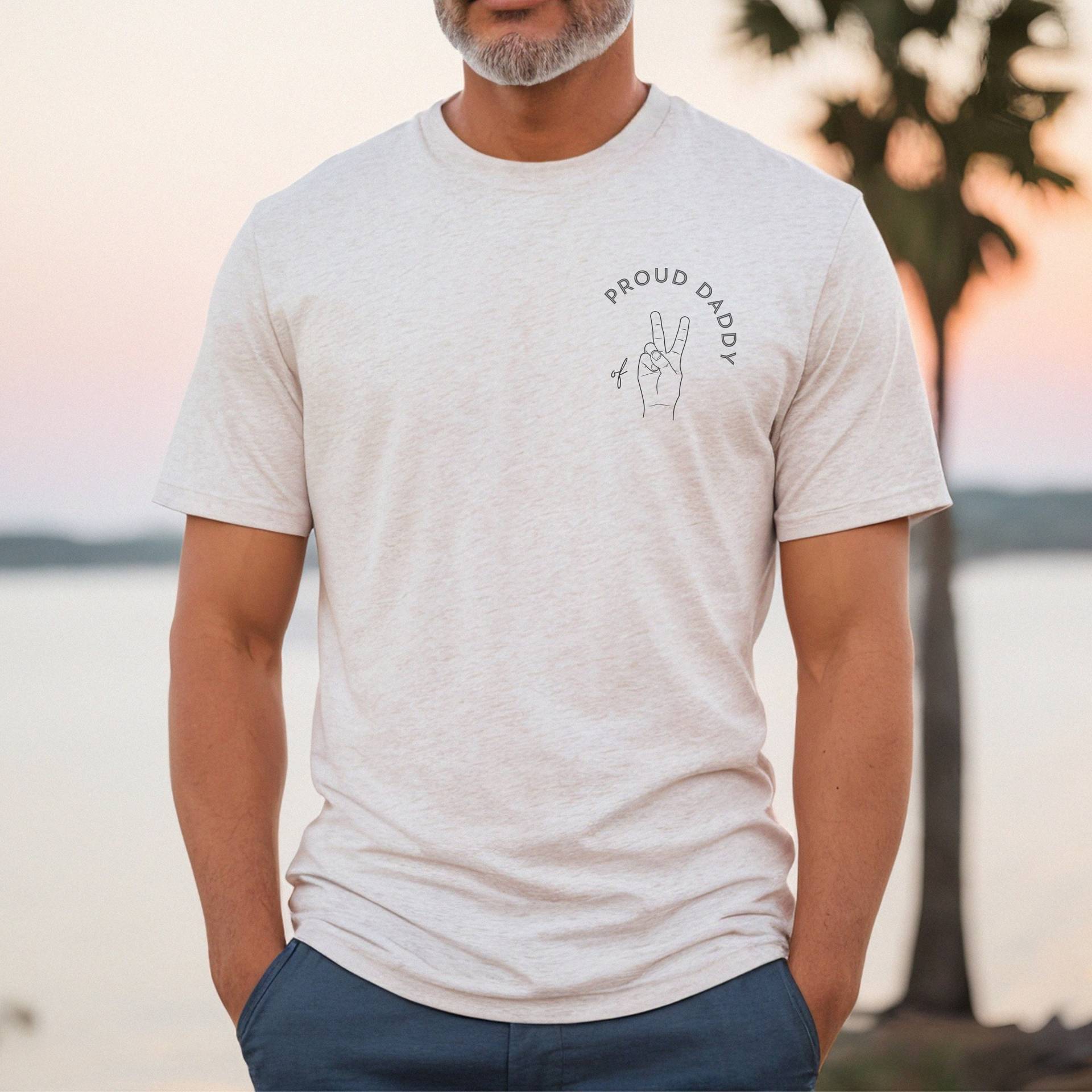 Proud Daddy T-Shirt, Papa-Shirt, Personalisiertes Shirt Für Väter von myBlissfulTypeStudio