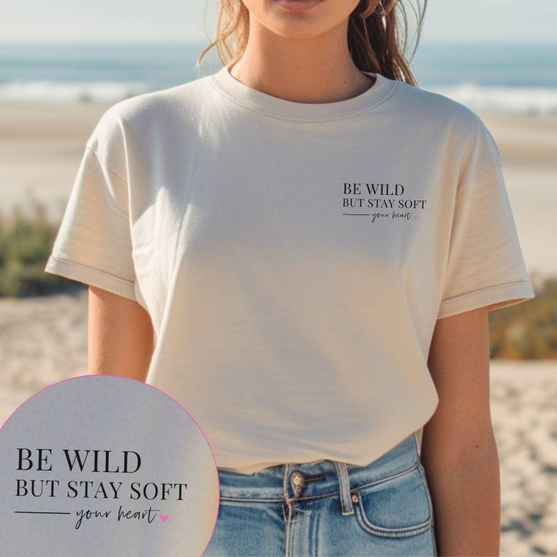 Statement-Shirt Be Wild, Stay Soft von myBlissfulTypeStudio