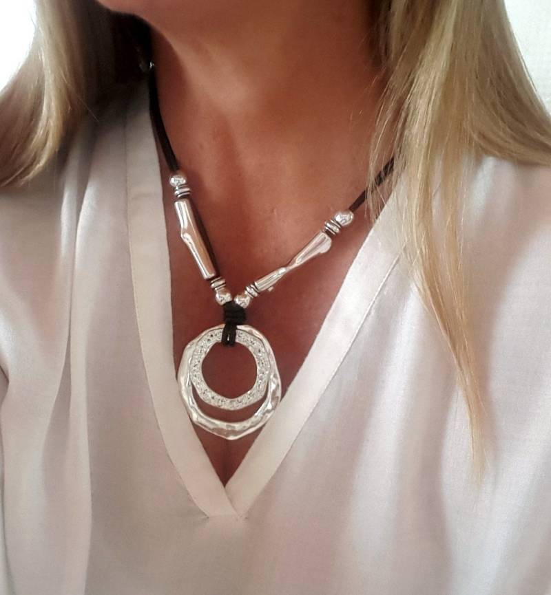 Endlos Ringe Anhänger An Lederkette, Lederkette Große Anhänger, Unregelmäßige Geknotet Im Unode50 Stil Für Frauen von myDemimore