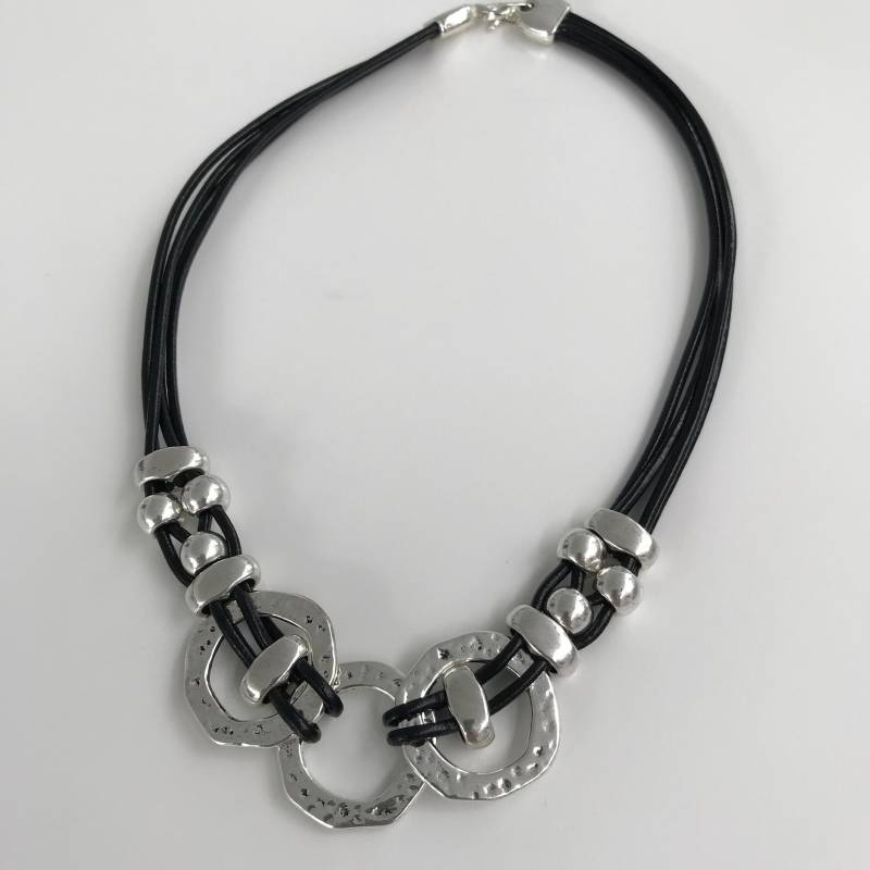 Enganliegende Leder Kette Silberfarbene Metall Ringe, Drei Ringe Gehalten Von Bänder Mit Silberfarbenen Kugeln von myDemimore