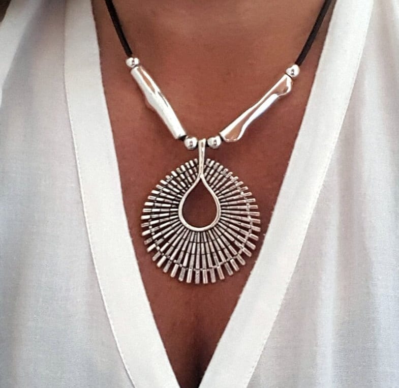Frauen Lederkette Großer Tropfen Anhänger, Mit Silbernen Metall Elementen Und Großen Anhänger in Tropfenform, Kette Unode50 Stil von myDemimore