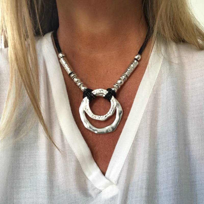 Frauen Lederkette Ring in Anhänger Mit Silberfarbenen Metall Elementen, Statement Endlos Ringe Im Unode50 Stil von myDemimore