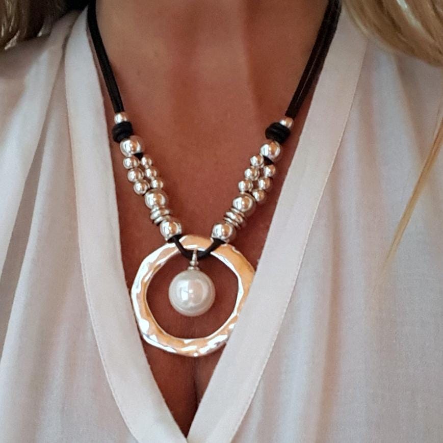 Frauen Statement Lederkette Mit Metallring Und Runder Schmuckperle, Für Endlos Ring Perle Im Unode50 Stil von myDemimore