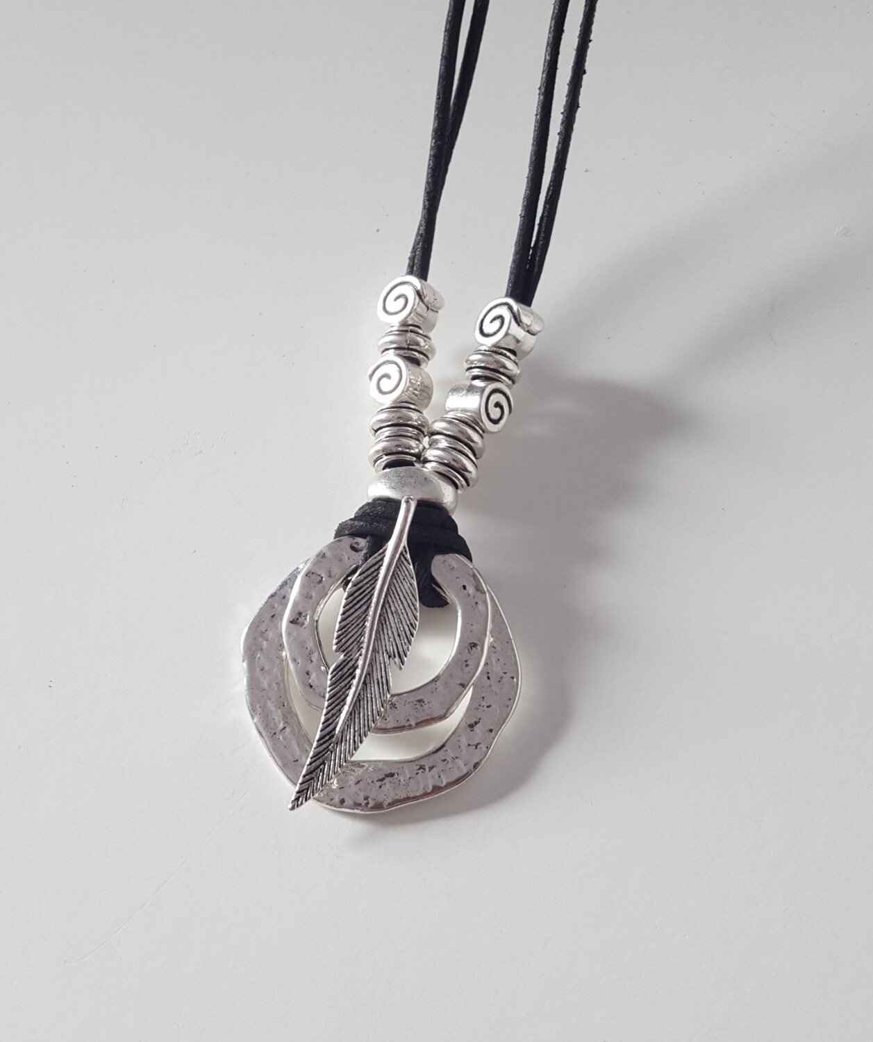 Lederkette Mit Zwei Ringen Und Anhänger in Form Einer Feder Boho Stil, Festival Schmuck Endlos Ringe Für Frauen von myDemimore