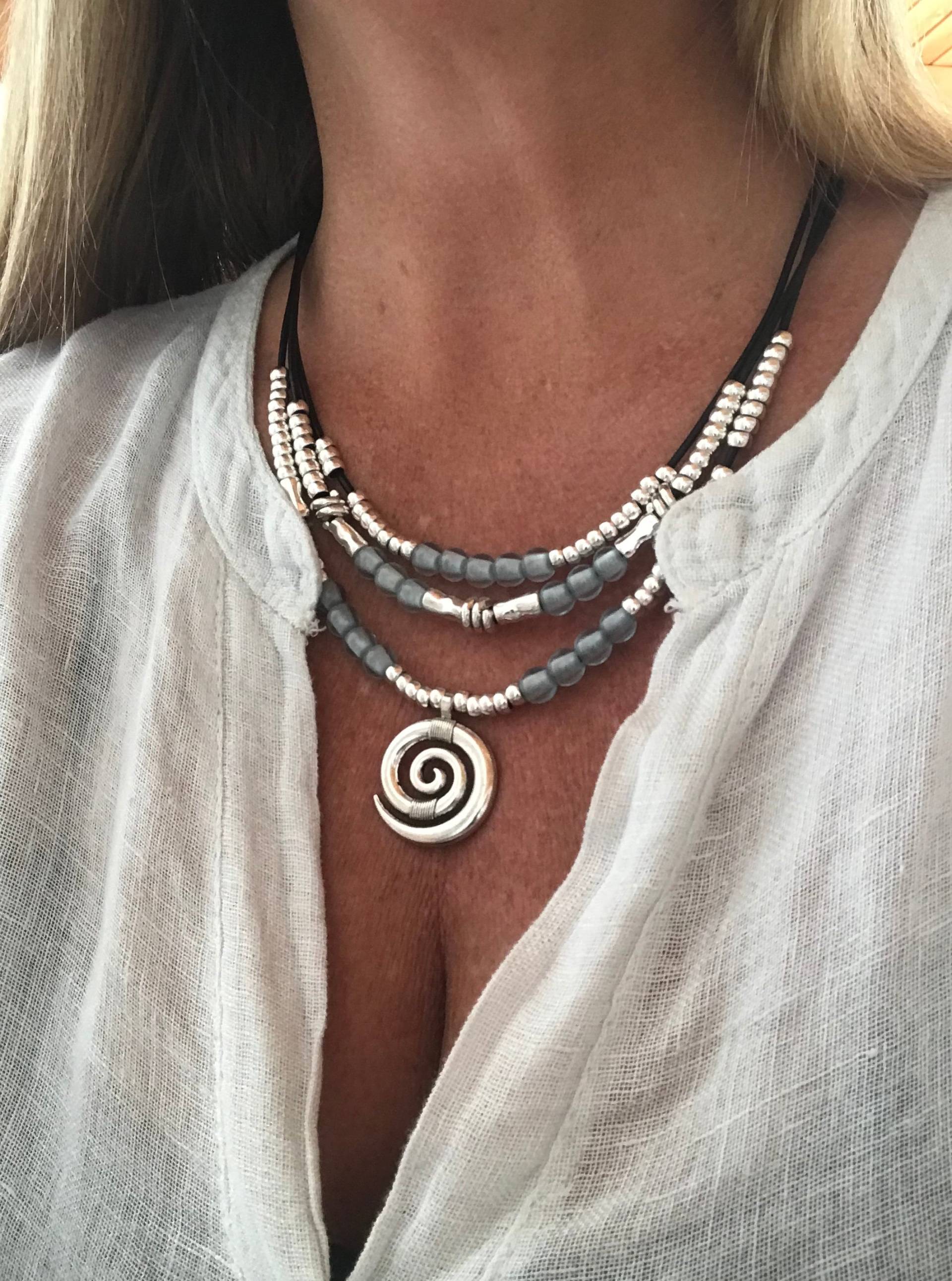 Mehrreihige Frauen Lederkette Kugeln Spiral Anhänger, Kette Geschenk Für Frau Schmuck, Anhänger Leder von myDemimore