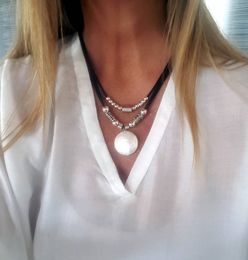 Mehrreihige Lederkette Lagekette Große Flache Runde Hängende Perle, Frauen Mit Perlenanhänger Rund Im Unode50 Stil, Geschenk Idee von myDemimore