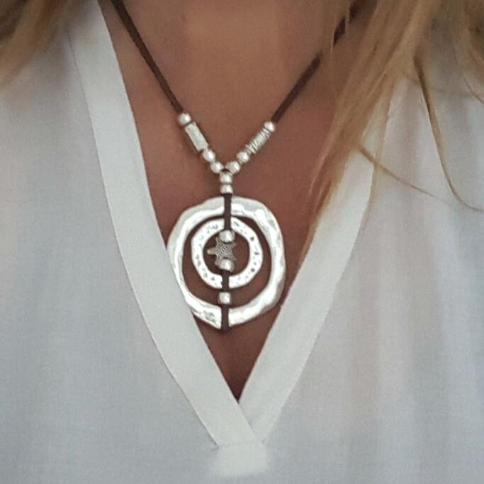 Ring in Lederkette Kleiner Seestern, Unregelmäßige Gehämmerte Ringe Am Lederband Mit Kleinen Seestern Der Mitte, Endlos Leder von myDemimore