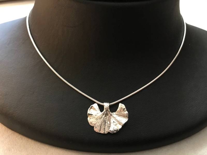 xs Echtes Ginkgoblatt Versilbert Schlangenkette O xs Echtes Ginkgoblatt Versilbert Schlangenkette O von myGinkgo