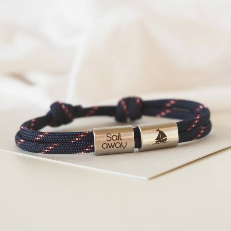 Personalisiertes Segeltau-Armband "Sail Away" Mit Segelboot-Gravur | Maritimer Schmuck Für Abenteurer von myGretaDE