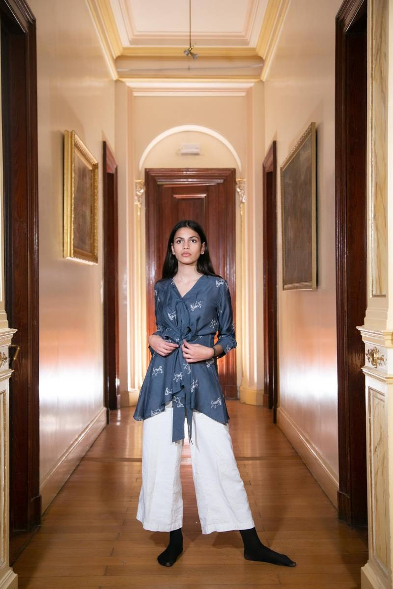 Luxuriöses Wickel-Top in Marineblau Mit Gestickten Kühen Luxuriöses Wickel-Top in Marineblau Mit Gestickten Kühen von myKALLAS