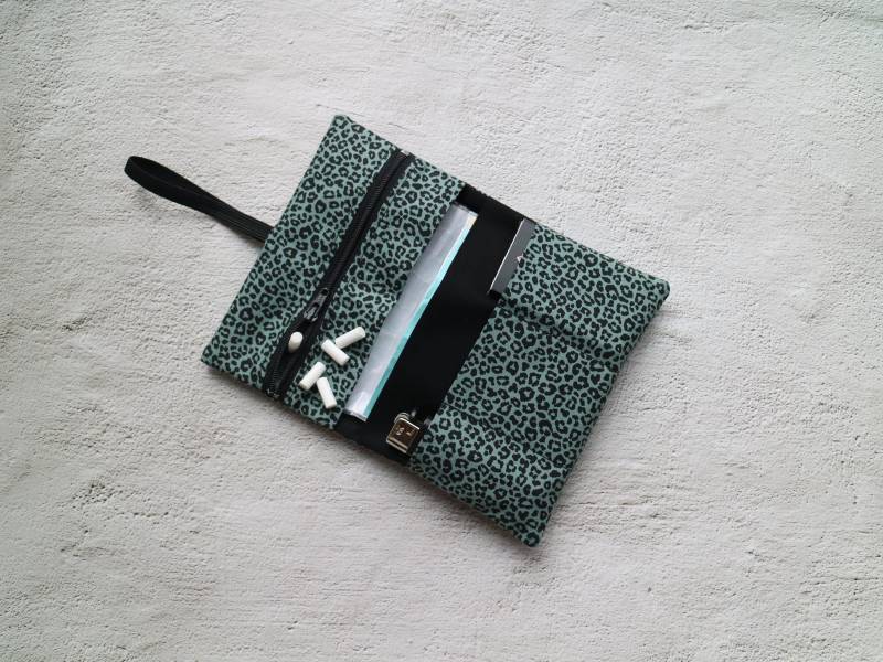 Grüner Tabakbeutel Leopardenmuster Mit Gummiband von myMANAM