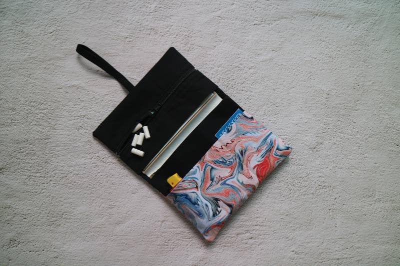 Tabakbeutel Blau-Rotes Marmormuster Mit Gummiband von myMANAM